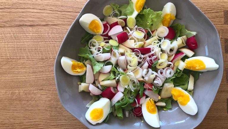 Radieschen Salat mit Apfel, Lauch und Eiern - Paleo360.de