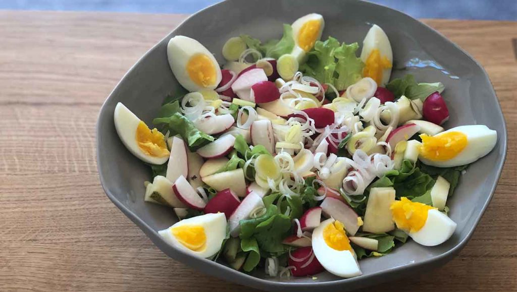 Radieschen Salat mit Apfel, Lauch und Eiern - Paleo360.de