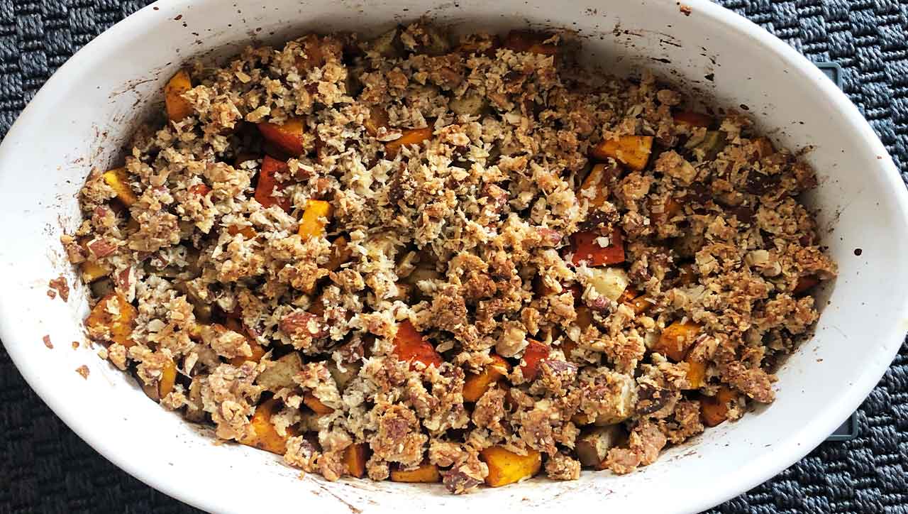 Schön herbstlich: Der Crumble aus Kürbis und Birnen