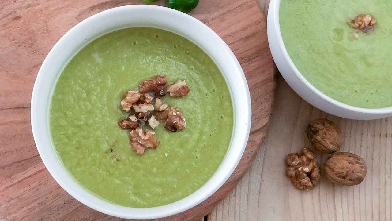 Diese Rosenkohl Suppe überzeugt mit gerösteten Walnüssen