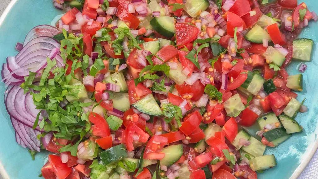 Shirazi Salat: Tomaten-Gurkensalat orientalisch – Paleo360.de