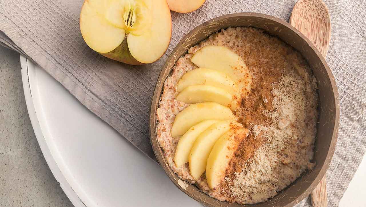 Ein warmes Apfel Zimt Porridge als Start in den Tag