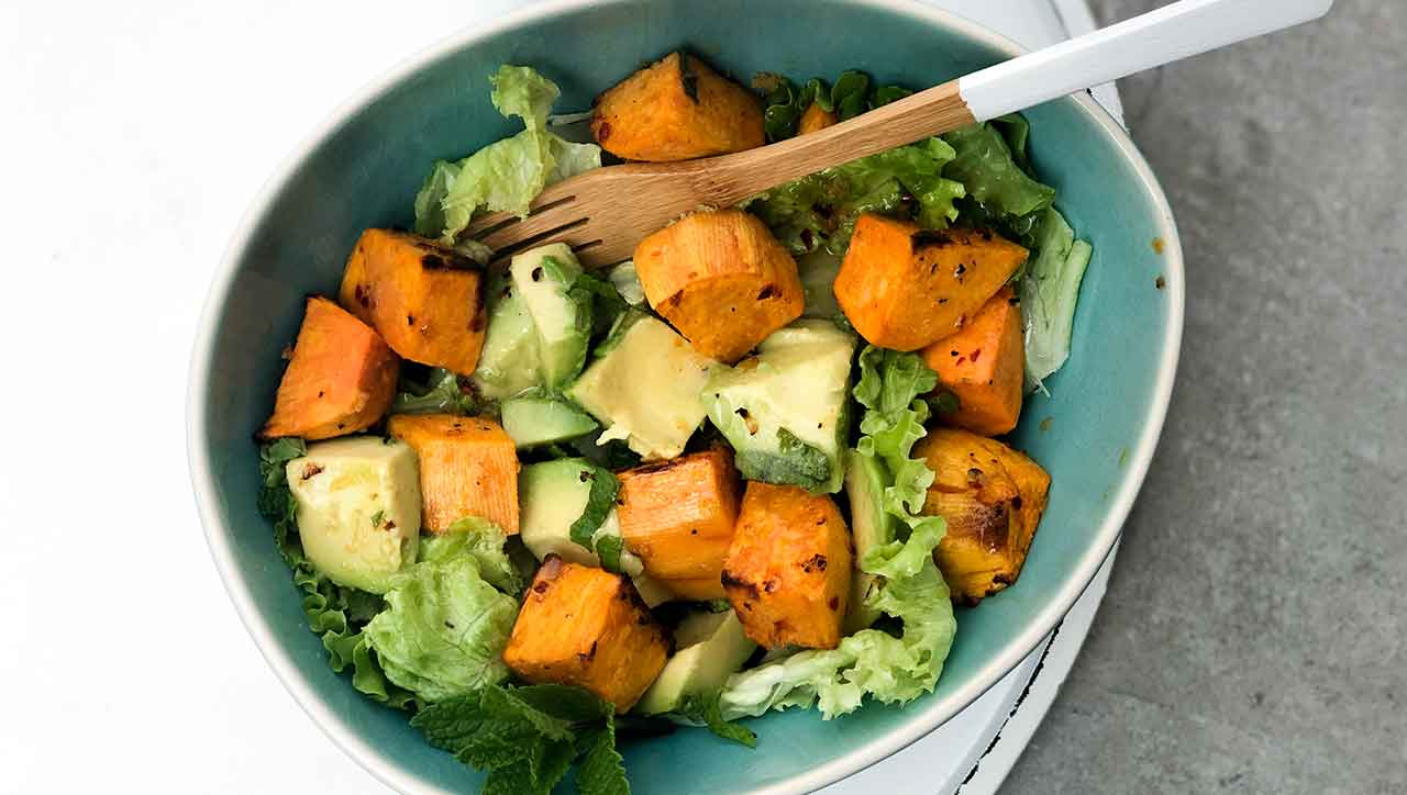 Avocado und grüner Salat bilden die Grundlage für den Süßkartoffelsalat