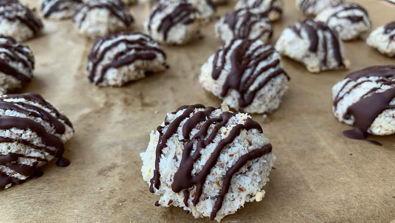 Kokosmakronen mit Haselnüssen und Schokolade