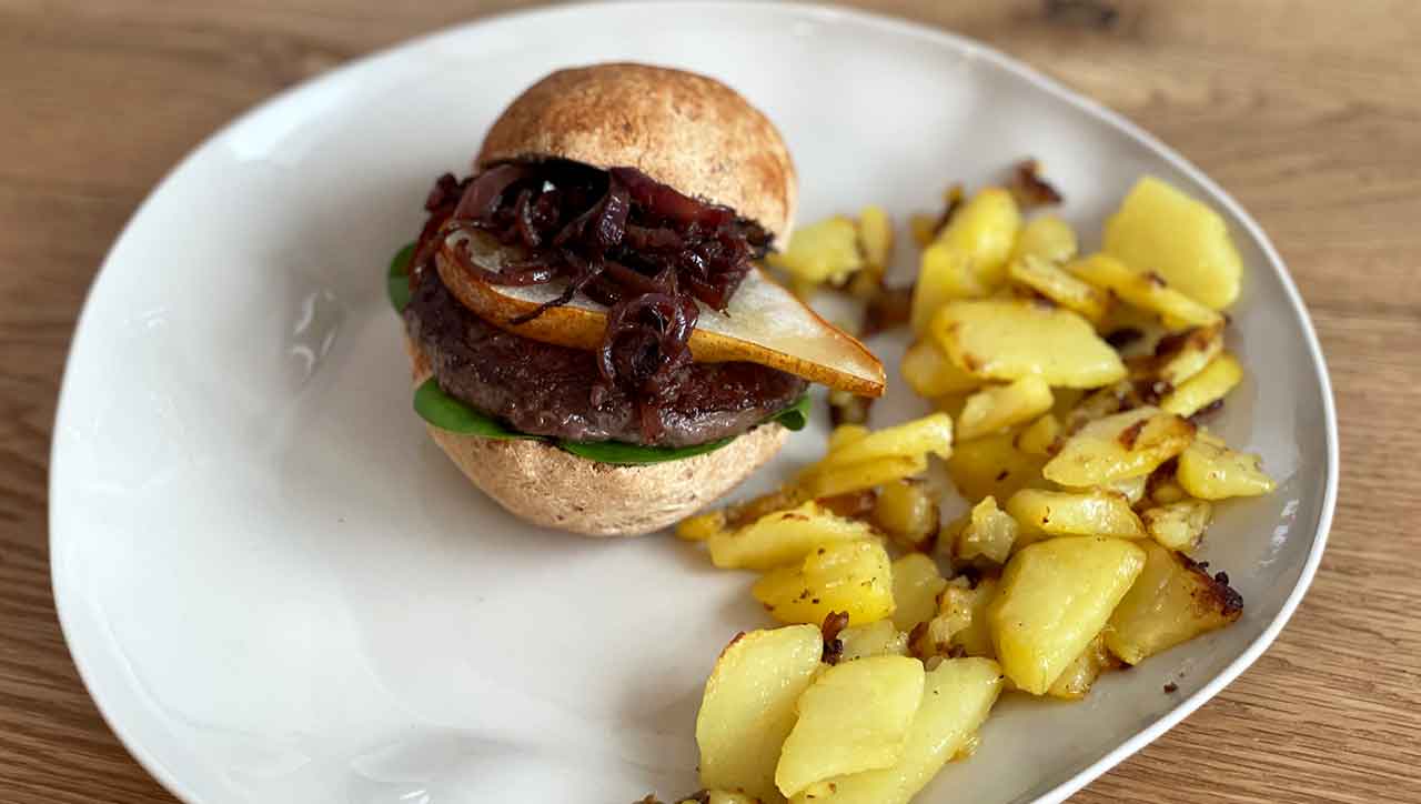 Hirschburger mit Röstzwiebeln und karamellisierter Birne – Paleo360.de