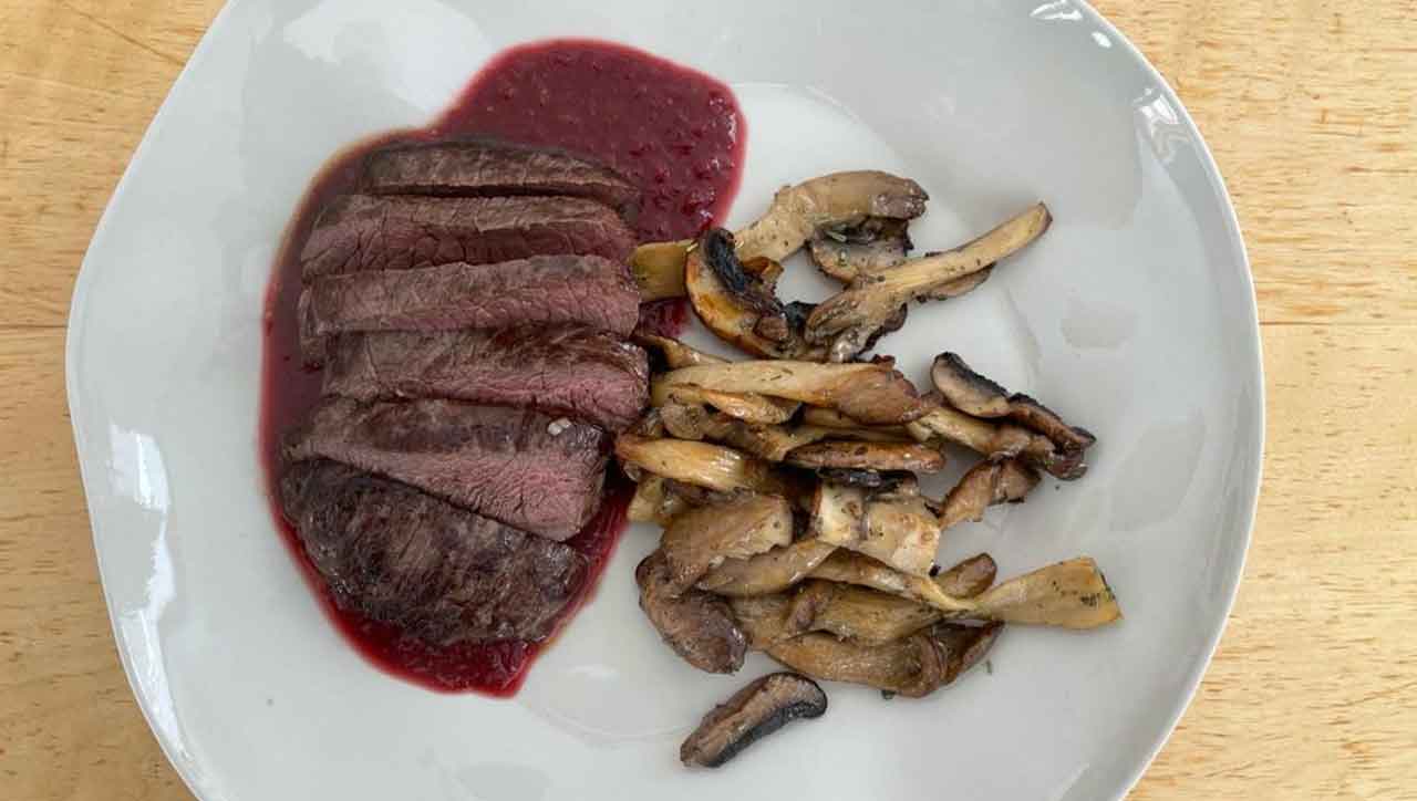 Hirschsteaks mit Pilzragout und Beerensauce Paleo360.de