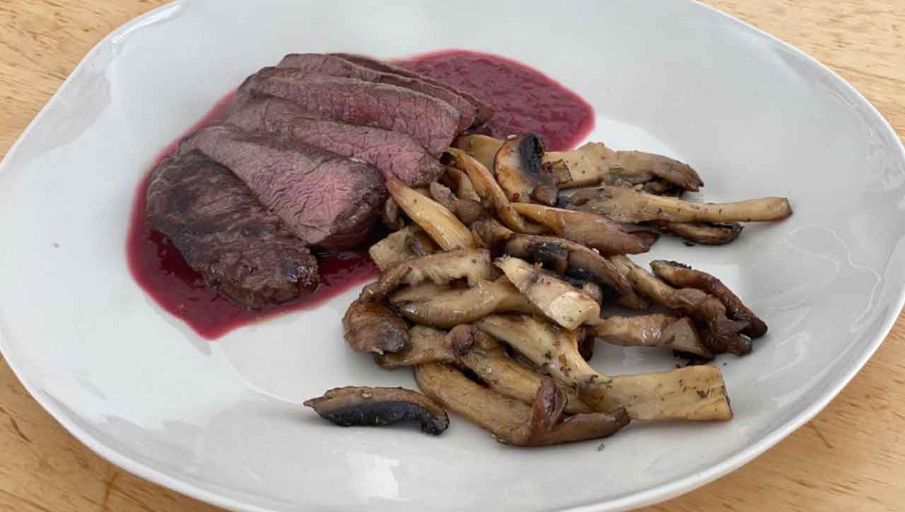 Hirschsteaks mit Pilzen und fruchtiger Sauce