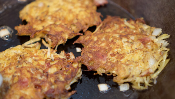 Kartoffelpuffer in der Pfanne braten