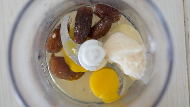 Datteln, Eier, Kokosfett und Salz in den Mixer geben